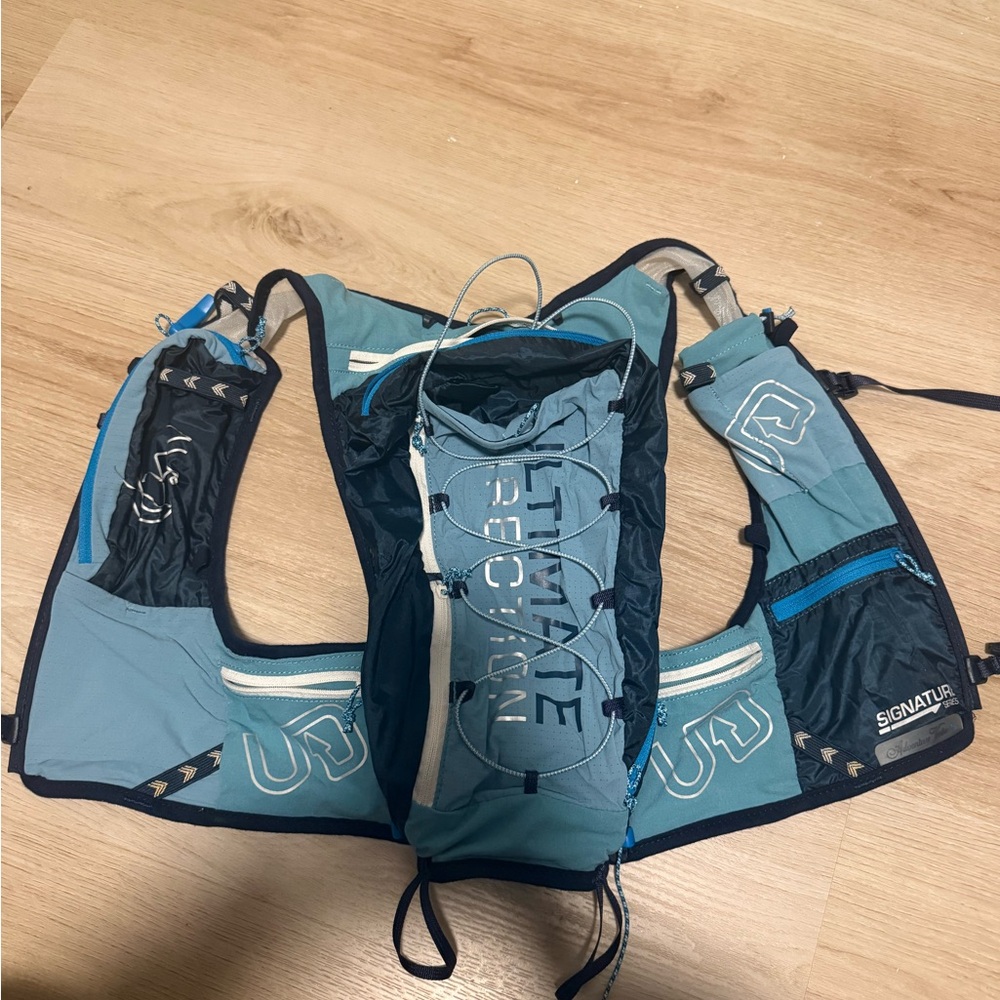 Ultimate Direction Running Vest. Adventure Vest Signature  Series